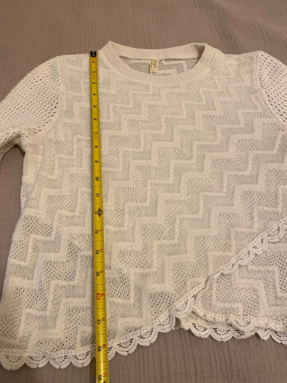 Womens White Crochet Knit Long-Sleeve Sweater. Size L